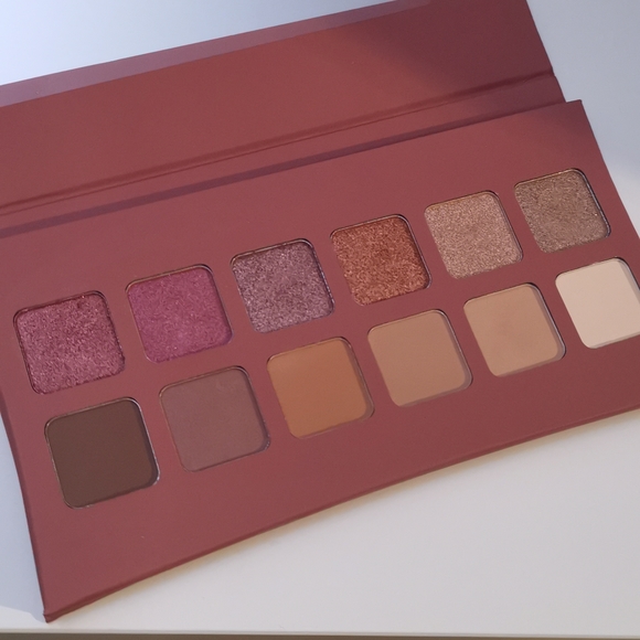 Illamasqua eyeshadow palette - Picture 2 of 2